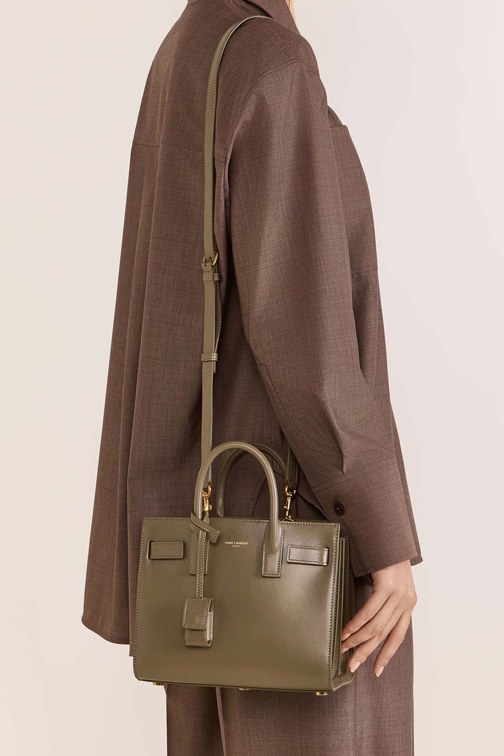 תמונת כל הלוק של תיק נשיאה ננו